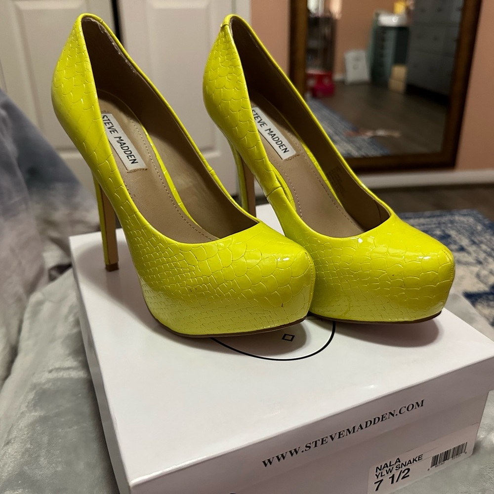 Steve Madden Nala yellow snake platform heels size 7.5